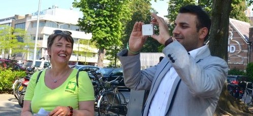 Ingeborg met wethouder Yasin Torunoglu in 040