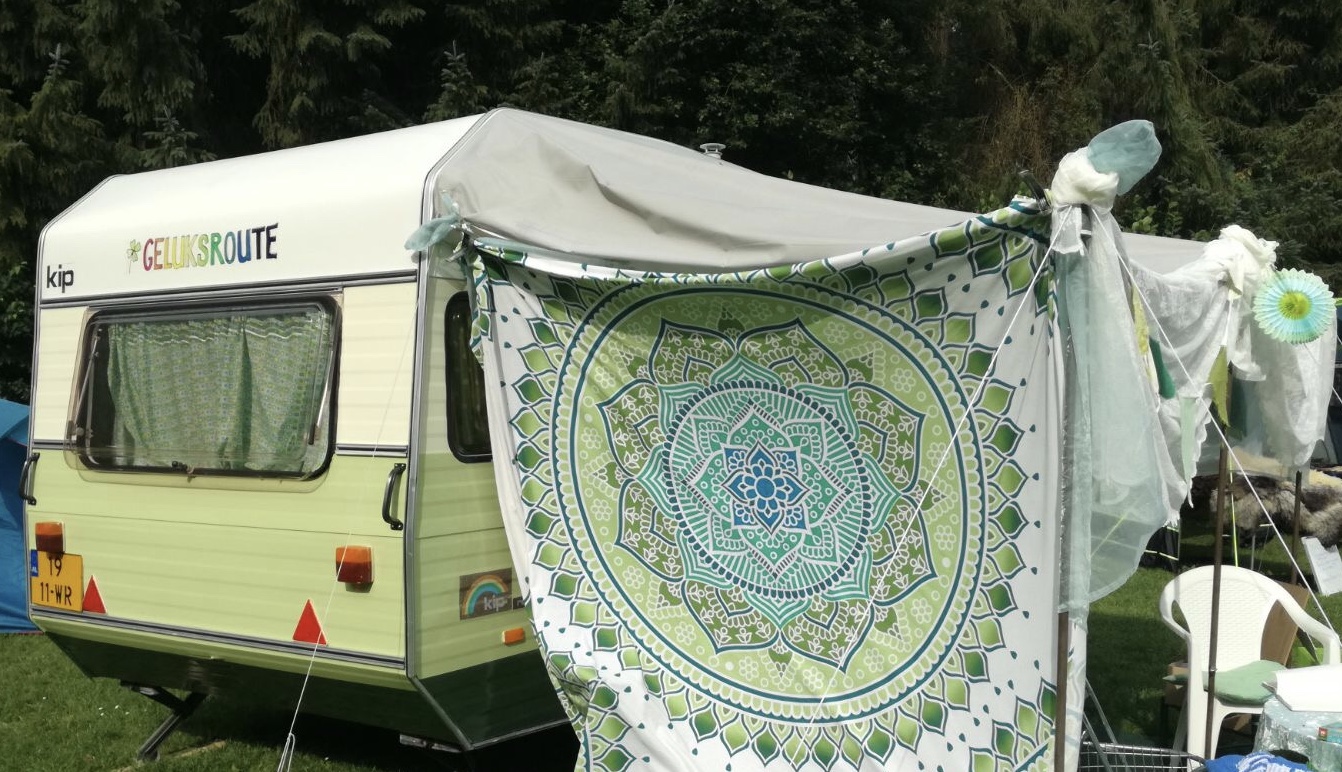 De Geluksroute caravan is te vinden op het Stadhuisplein op 11-12 november